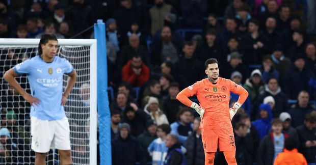 Ederson og Simpson-Pusey, leikmenn Manchester City, svekktir í leikslok eftir að hafa glutrað niður forystunni …