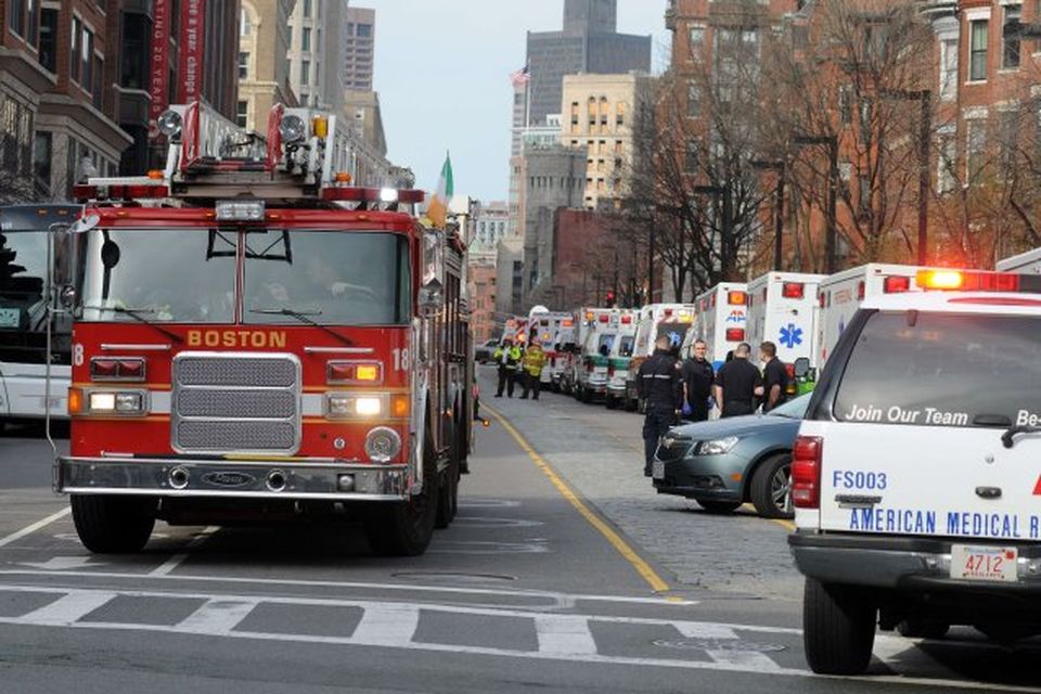 Röð af sjúkrabílum í miðborg Boston í dag.