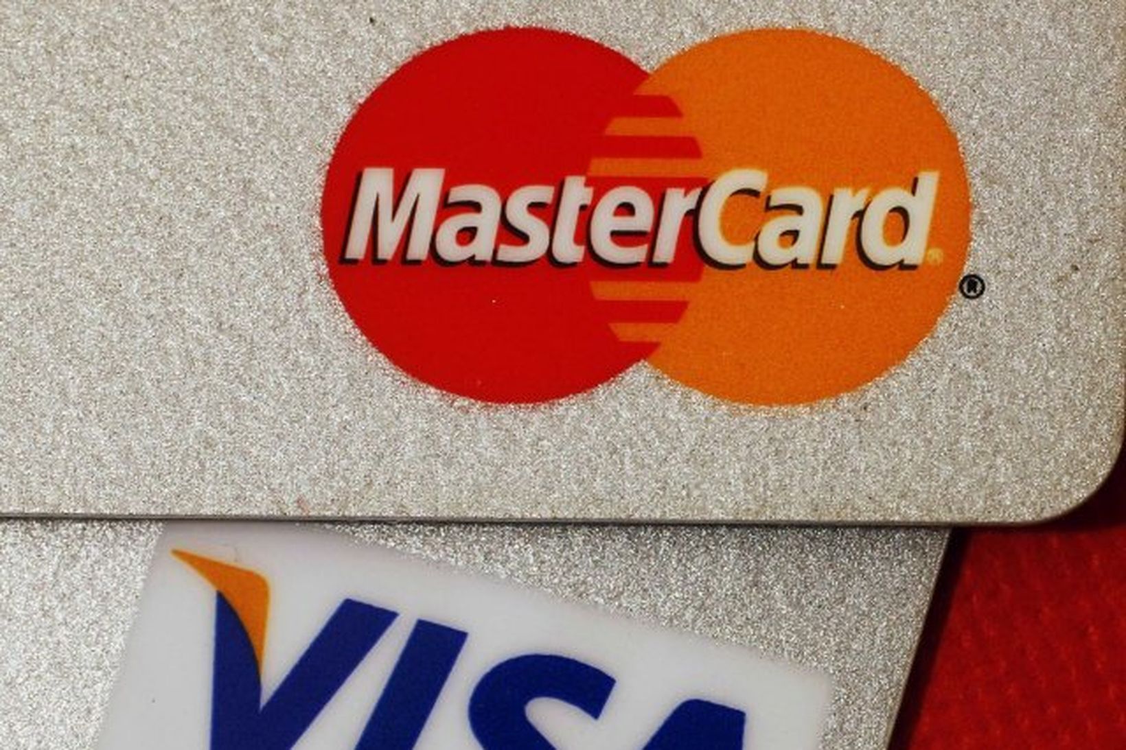 Tölvuhakkaranir lömuðu vefsíður Mastercard og Visa tímabundið með árásum sínum.