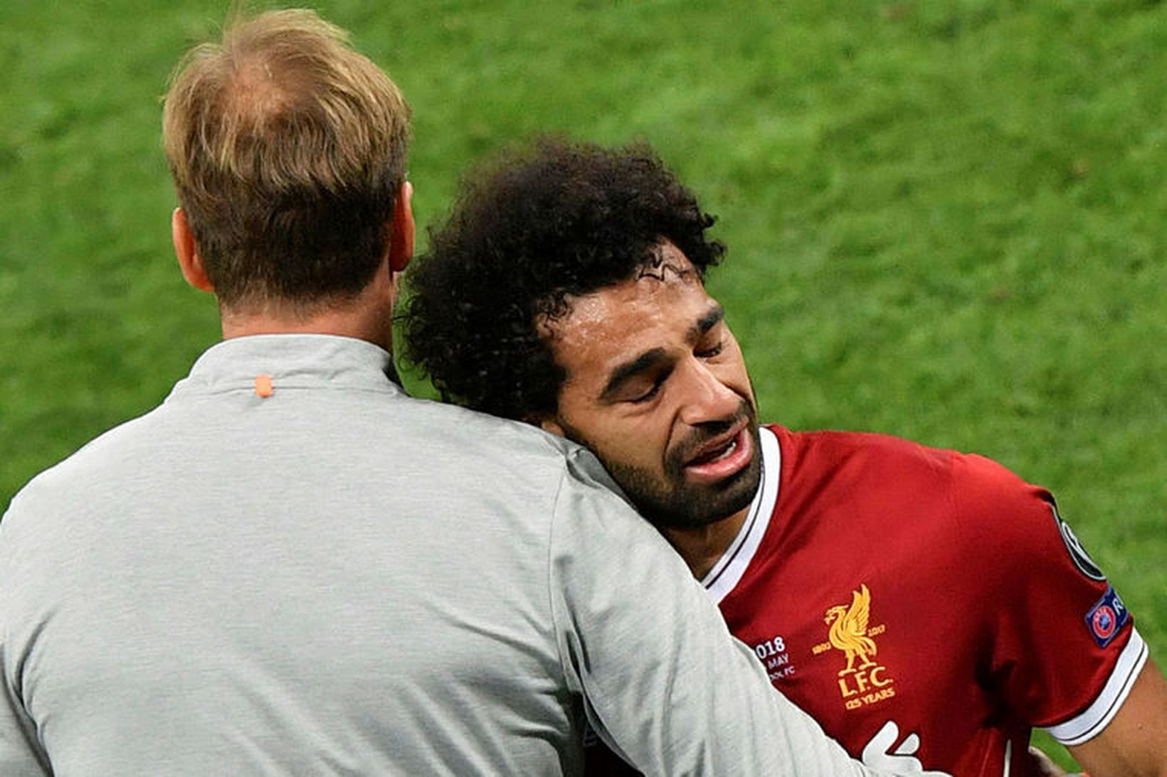 Jürgen Klopp huggar Mohamed Salah eftir að Egyptinn meiddist í …