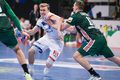Átök Gísli Þorgeir Kristjánsson í baráttunni við Ungverjann Patrik Ligetvári í Ólympíuhöllinni í München á Evrópumótinu í Þýskalandi 2024.