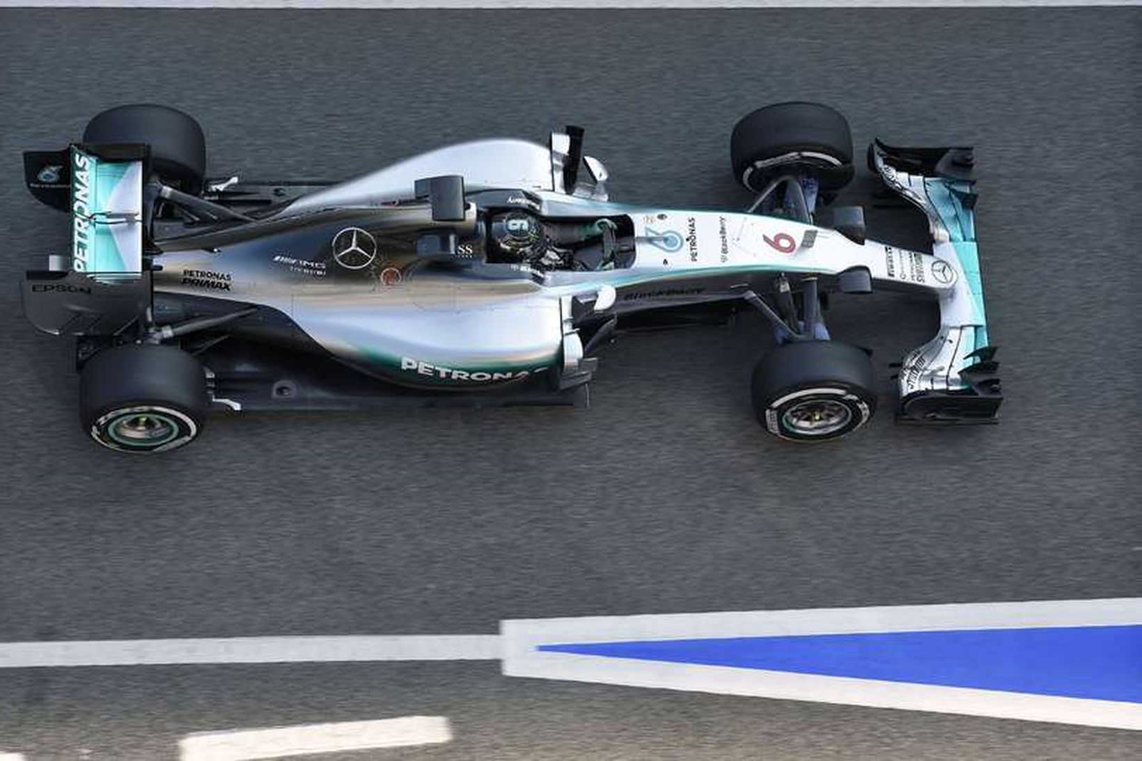 Nico Rosberg á ferð við reynsluakstur í Barcelona.
