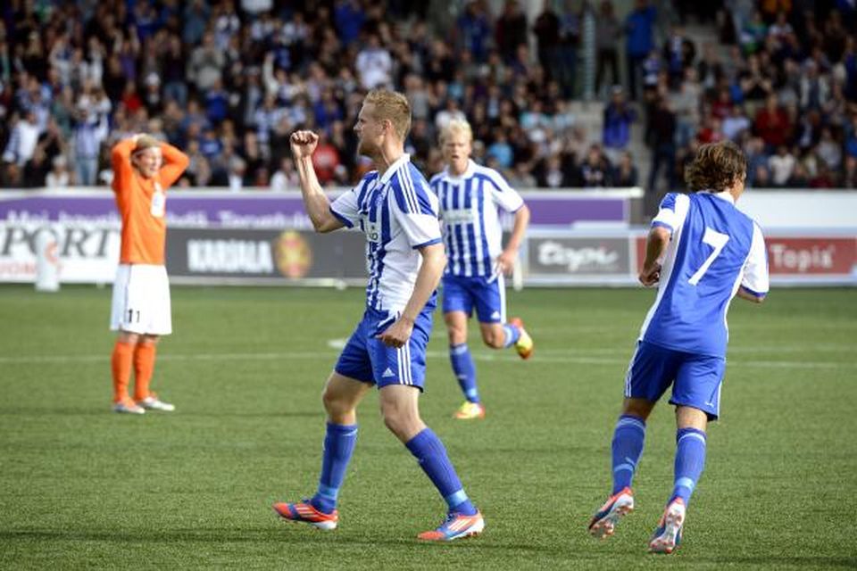 Óskar Örn Hauksson svekktur í baksýn á meðan HJK-menn fagna.