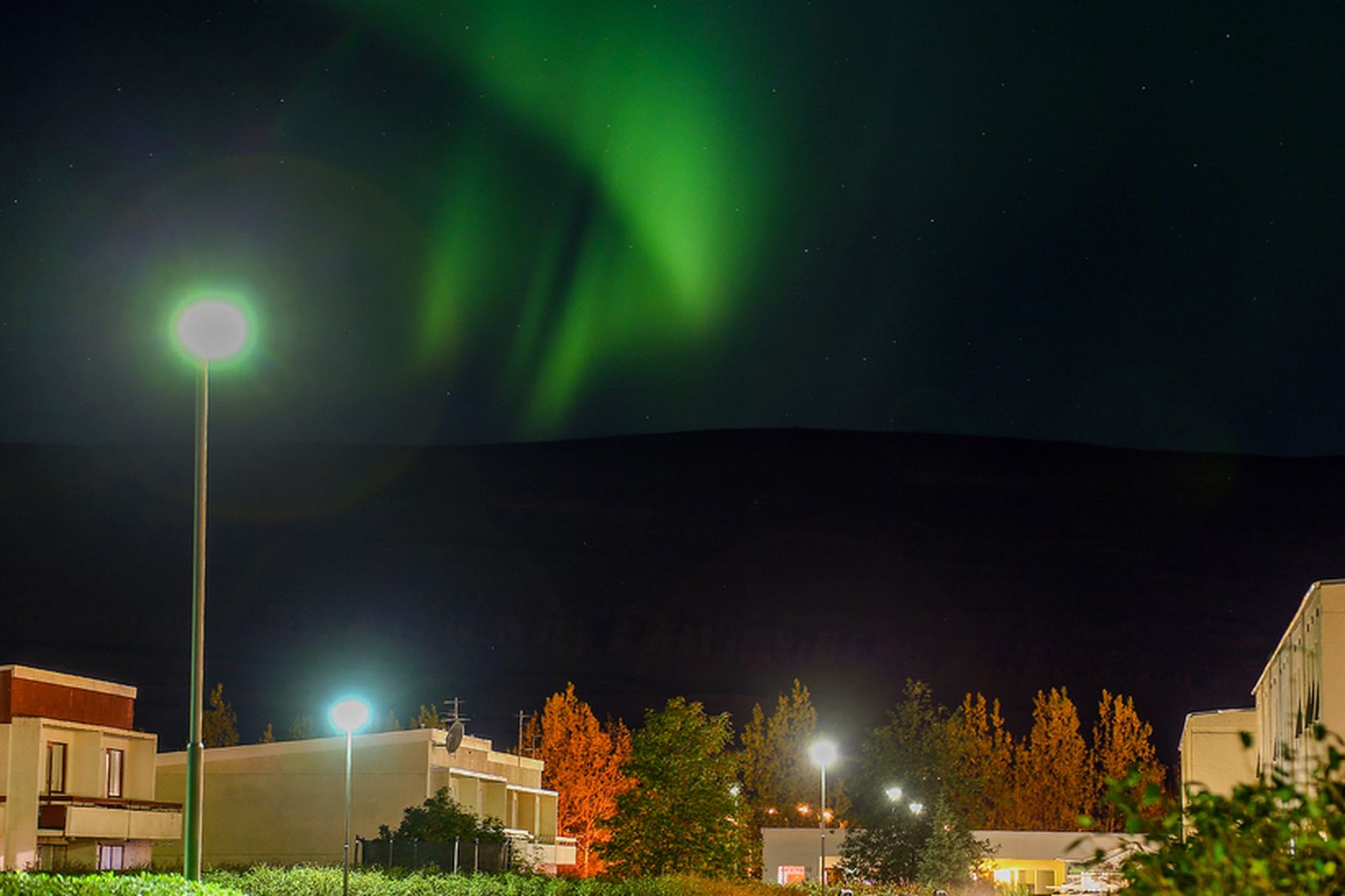 Norðurljós á himni yfir Akureyri 7. október 2015