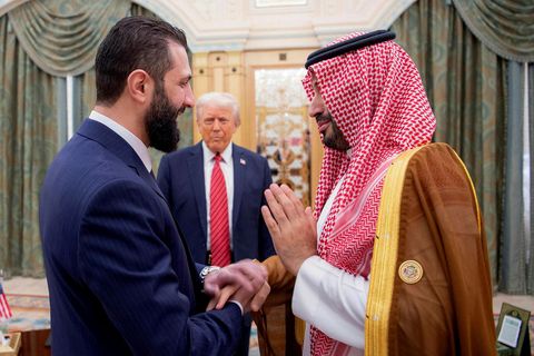 Ahmed al-Sharaa, forseti Sýrlands, og Mohammed bin Salman, krónprins Sádí-Arabíu heilsast í Ríad í liðinni …