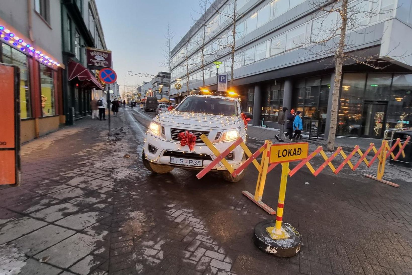 Bíll á vegum borgarinnar stendur vaktina.