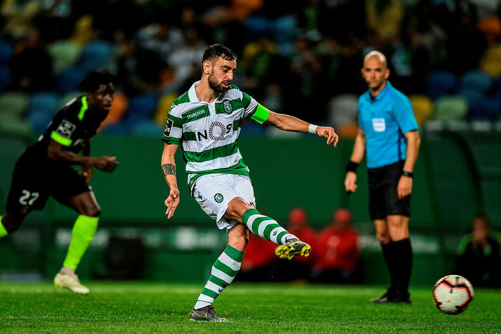 Bruno Fernandes skorar úr víti.