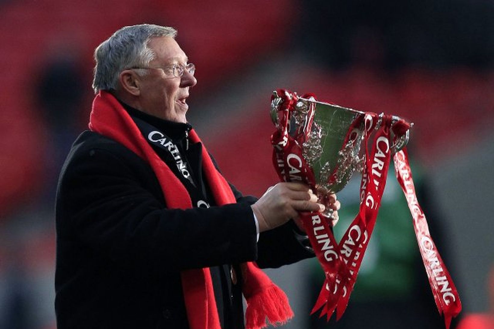 Alex Ferguson með bikarinn sem hans menn unnu á Wembley …