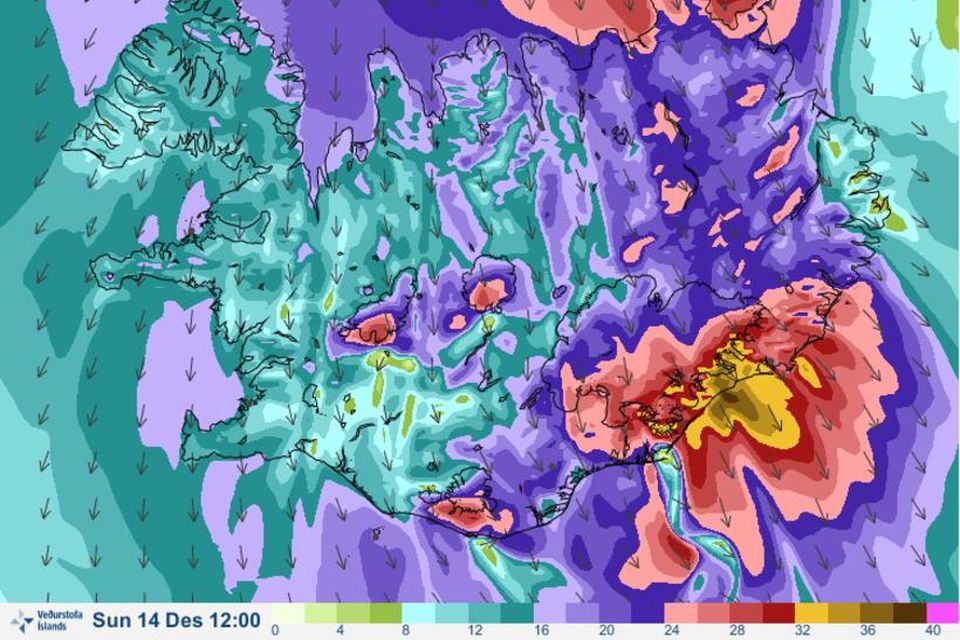 Vindaspá kl. 12 á hádegi á morgun, sunnudag. Rauði, bleiki og guli liturinn austast á …