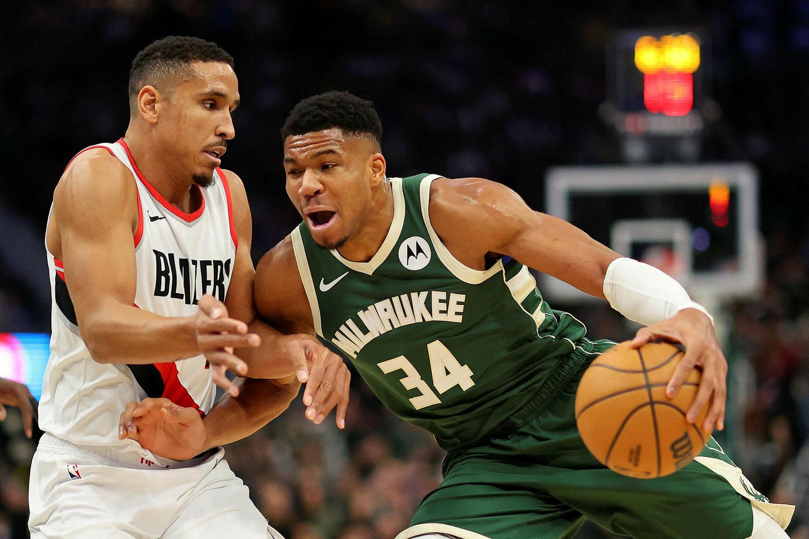 Giannis Antetokounmpo á fullri ferð í átt að körfu Portland …