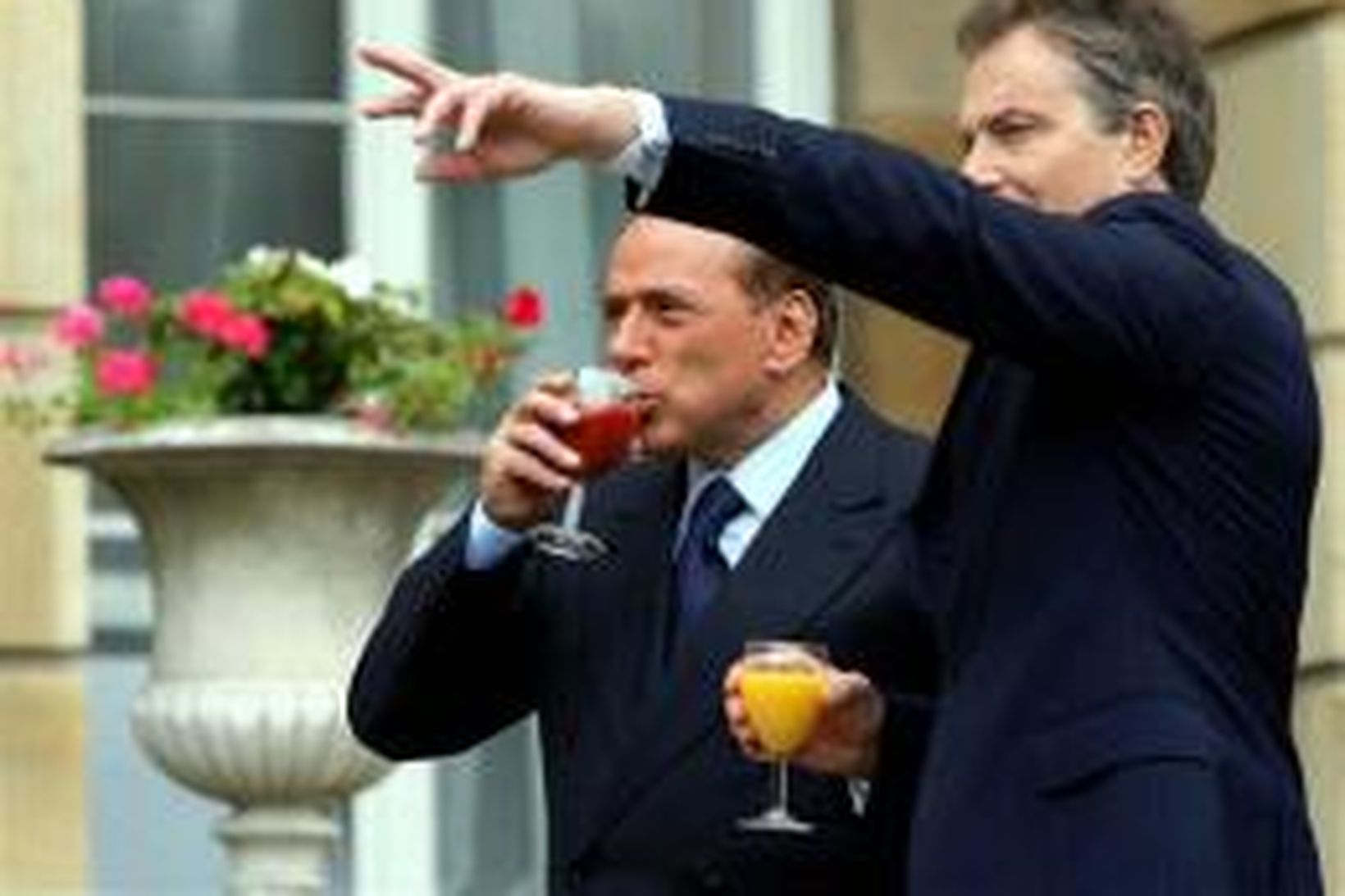 Tony Blair fræðir ítalskan starfsbróður sinn, Silvio Berlusconi, um kennileiti …