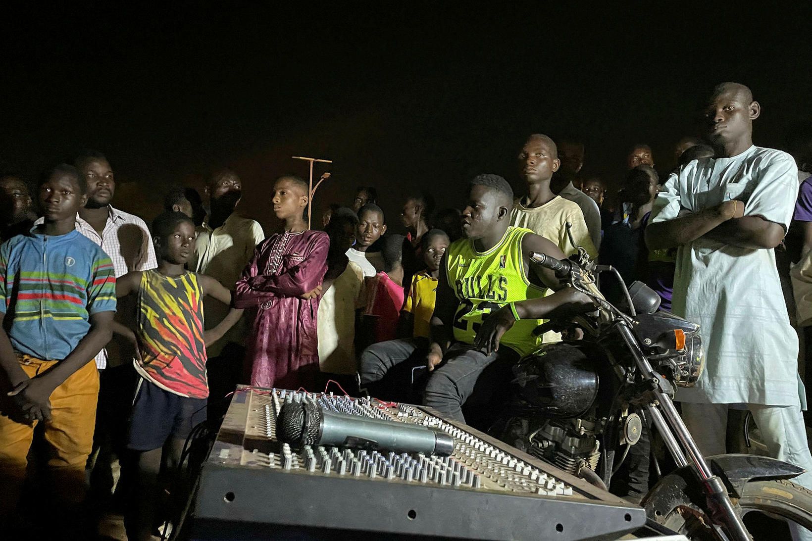 Ungt fólk sem styður valdaránið safnaðist saman í höfuðborginni Niamey …