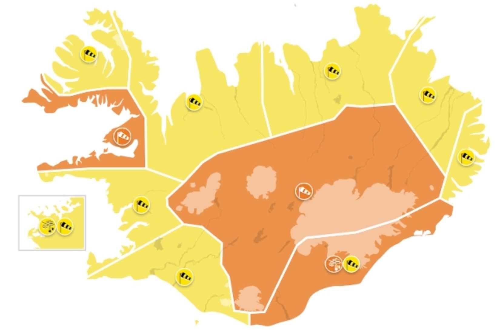 Það gengur í suðaustanstorm og jafnvel -rok með rigningu og …