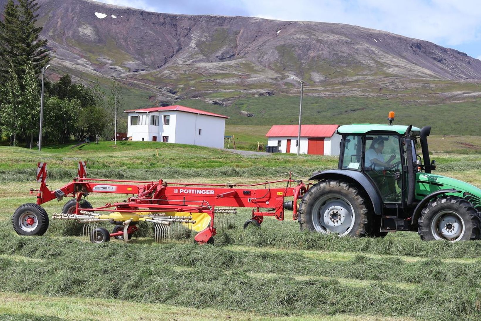 Heyskapur Fjöldi bænda hefur nýtt veðurblíðuna undanfarna daga vel, einkum …