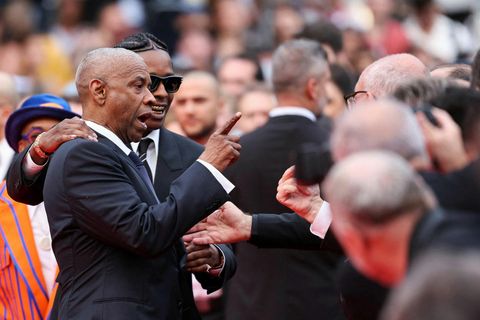 Leikarinn Denzel Washington varð eitthvað ósáttur við einn ljósmyndara á rauða dreglinum á kvikmyndahátíðinni í …