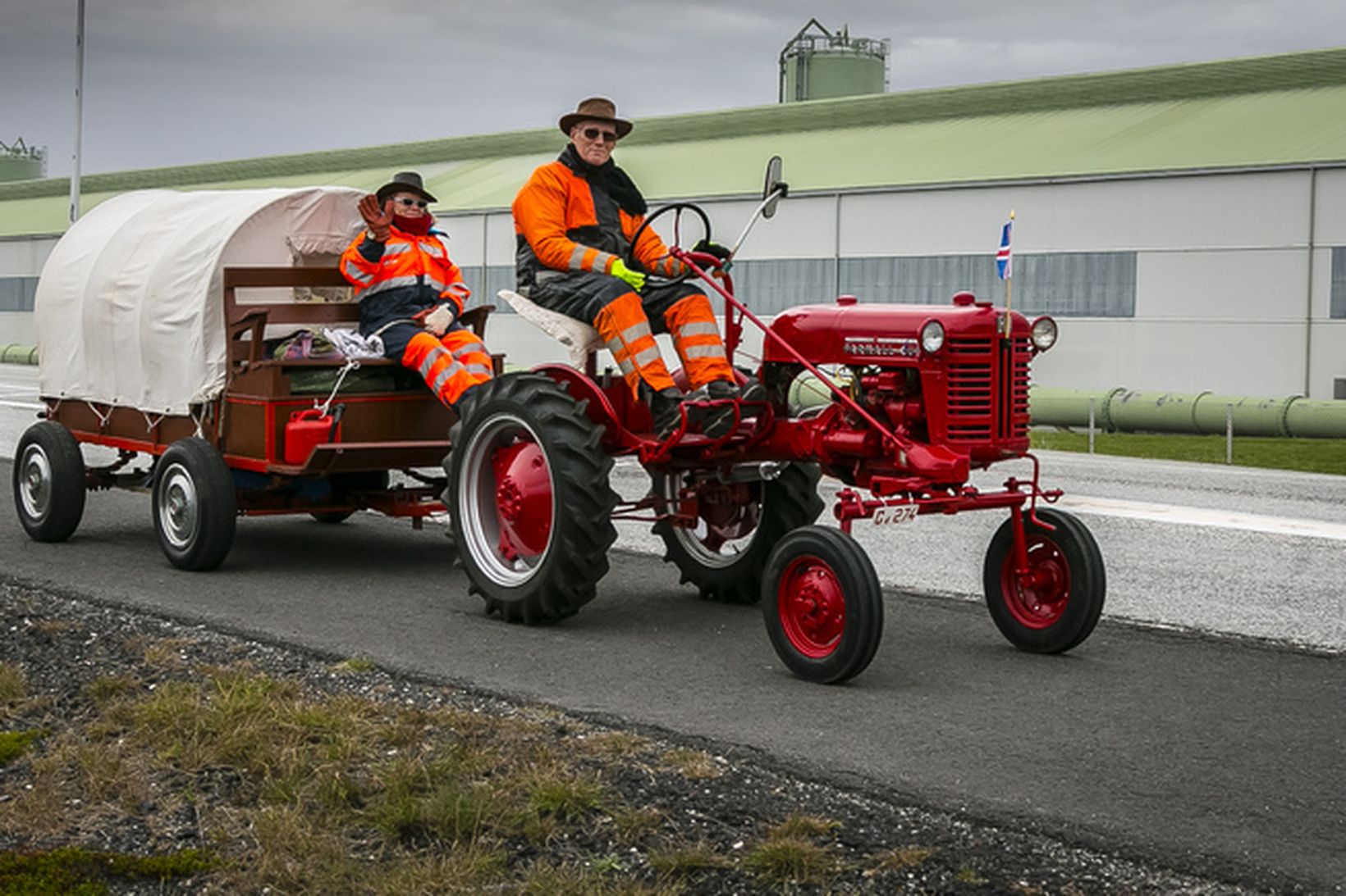 Júlía og Helgi ferðast um á Farmall Cub sem Helgi …