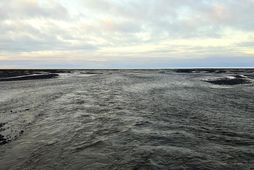 Múlakvísl í dag. Mikið vatn er í ánni og gasmengun er yfir heilsuverndarmörkum.