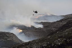 Þyrla við slökkvistörf á Frøya í gær.