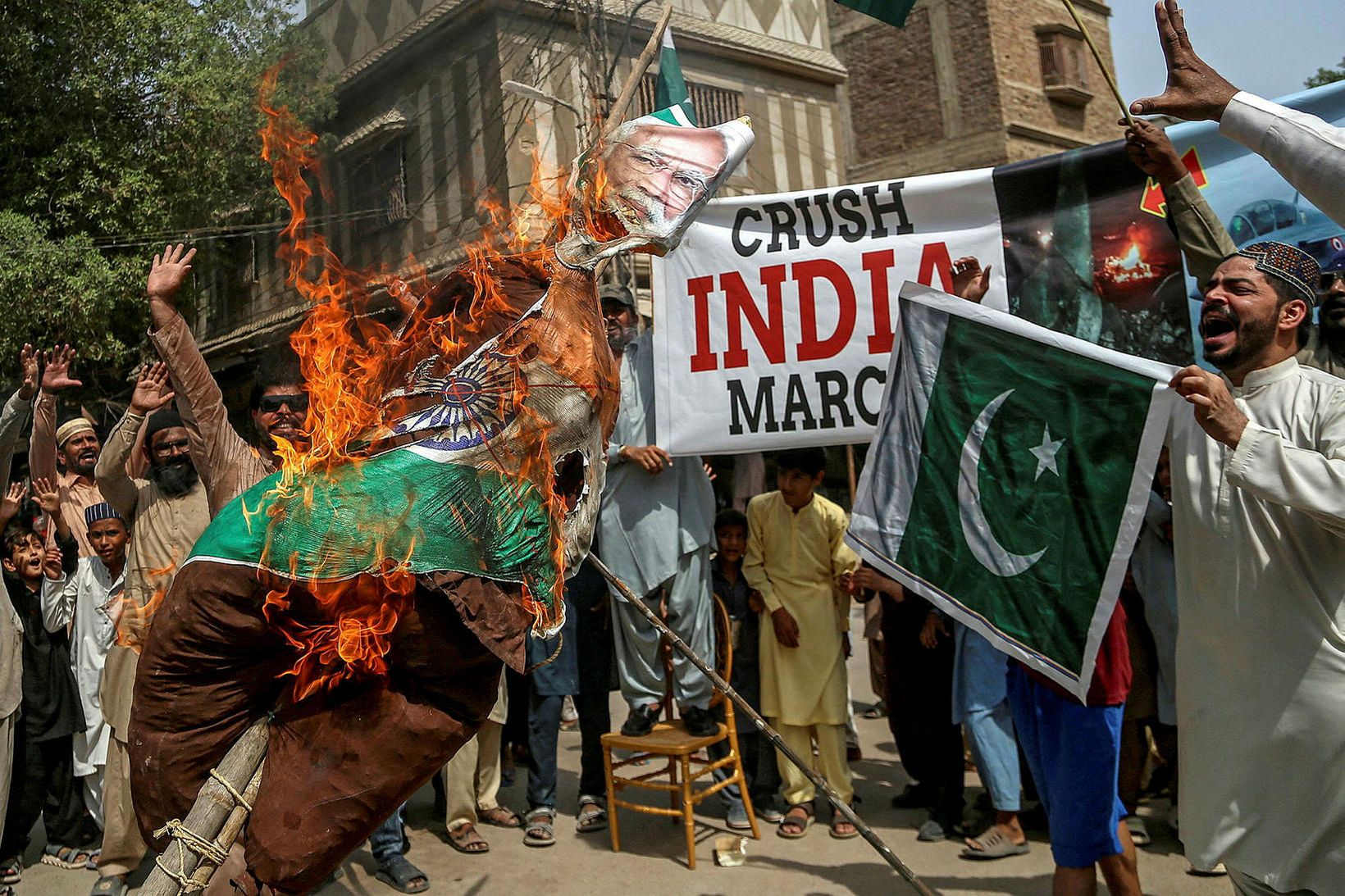Mótmælendur í Pakistan brenna hér eftirmynd af Narendra Modi, forsætisráðherra …