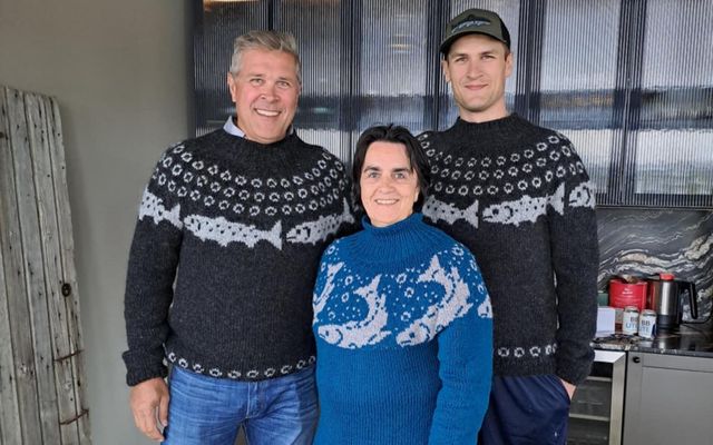 Feðgarnir í nýju lopapeysunum. Bjarni Benediktsson og Benedikt Bjarnason. Handverkskonan Esther Guðjónsdóttir er á milli …