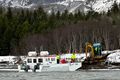 Sigling Prammi í flæðarmáli í eyjunni í Ölfusá. Vandasamt er að komast þarna út því þarna eru rastir og þungir straumar. Í bakgrunni sjást barrtré í Hellisskógi sem er á víðfeðmu svæði vestan ár í mýrlendi við Ingólfsfjall.