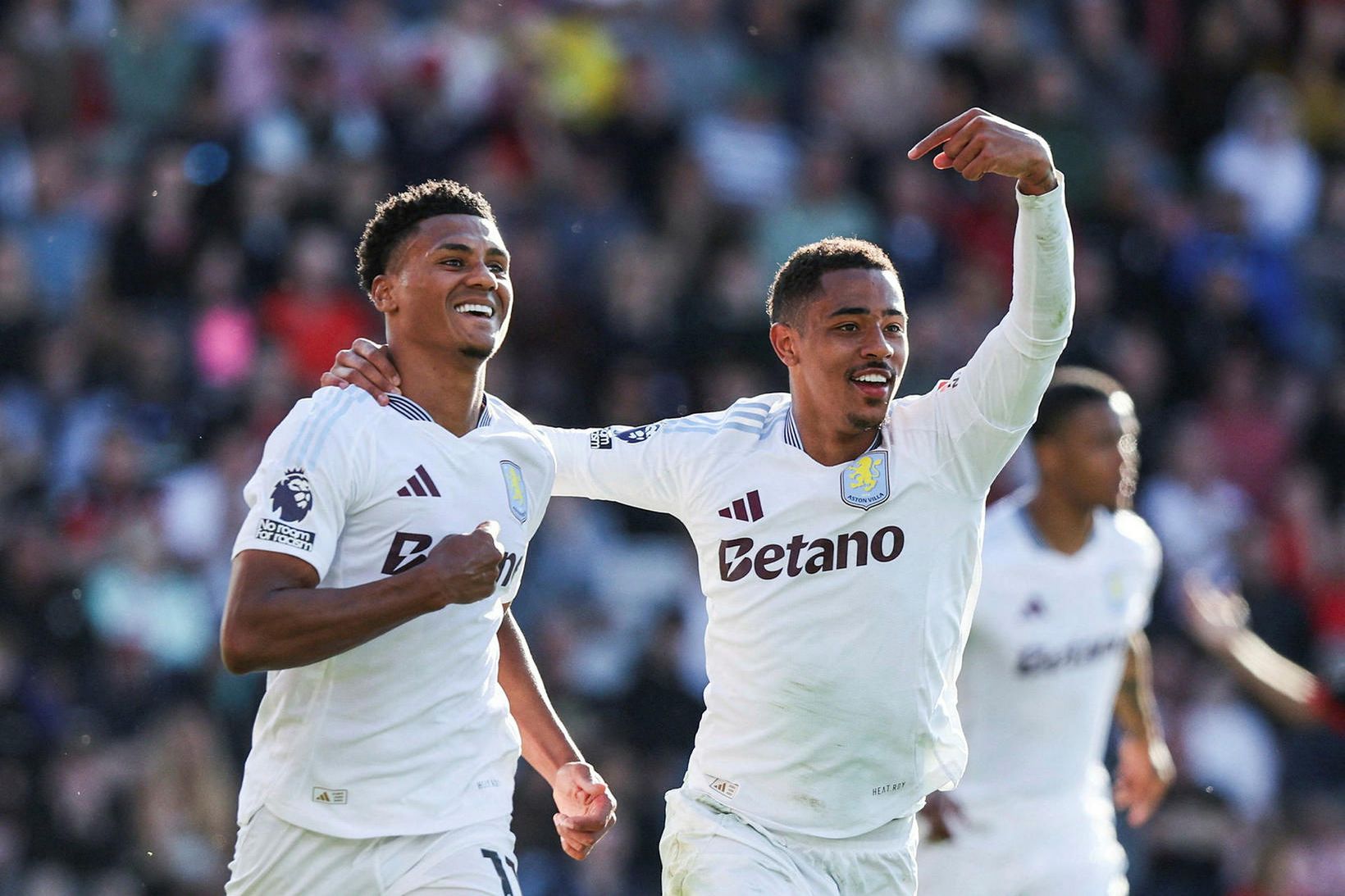 Ollie Watkins og Jacob Ramsey fagna marki fyrrnefnda.