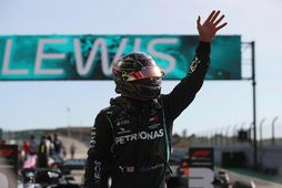 Lewis Hamilton veifar áhorfendum í lok tímatökunnar í Autodromo Internacional do Algarve, í Portimao.