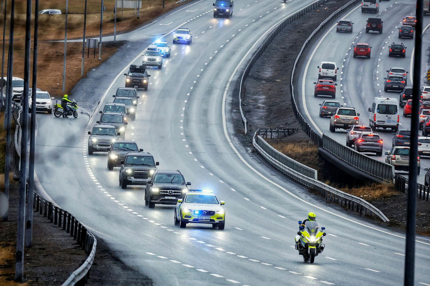 Bílalest Selenskís á leið á Þingvelli