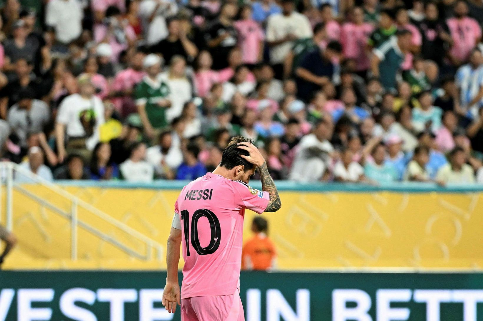 Lionel Messi svekktur eftir að Palmeiras jafnaði metin í nótt.