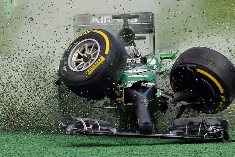 Bíll Caterham-Renault ökumannsins Kamui Kobayashi fór út af Formúlubrautinni í Melbourne í Ástralíu 16. mars.