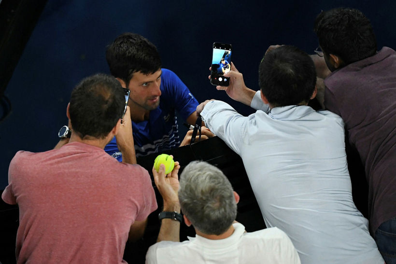 Novak Djokovic umkringdur aðdáendum.