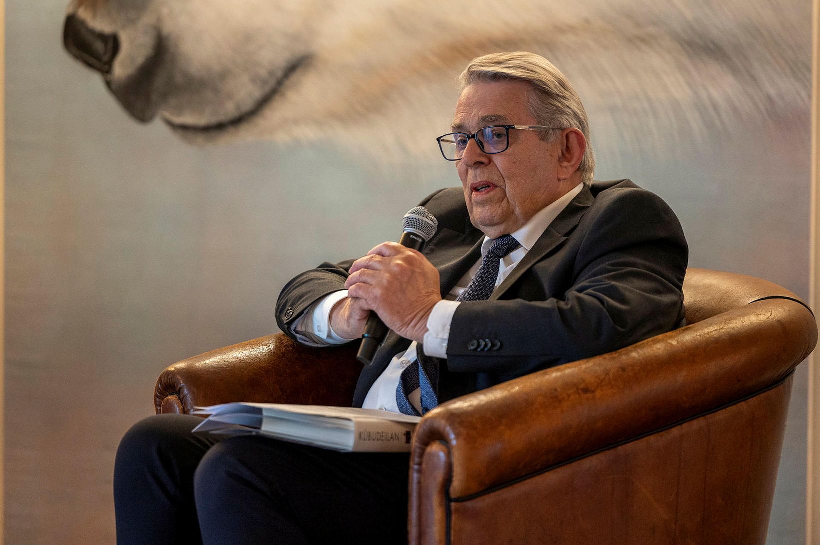 Störukeppni stórveldanna brotin til mergjar