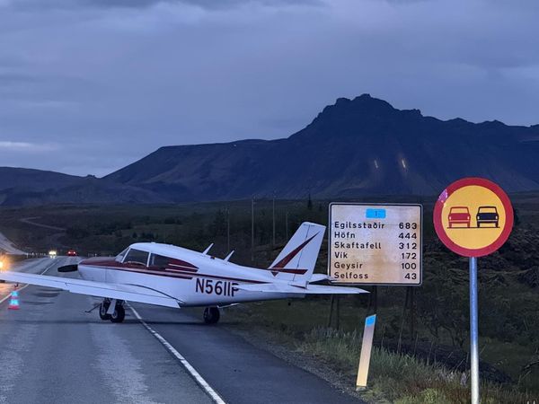 The plane, that was searched for yesterday, made an emergency landing on Suðurlandsvegur last night.