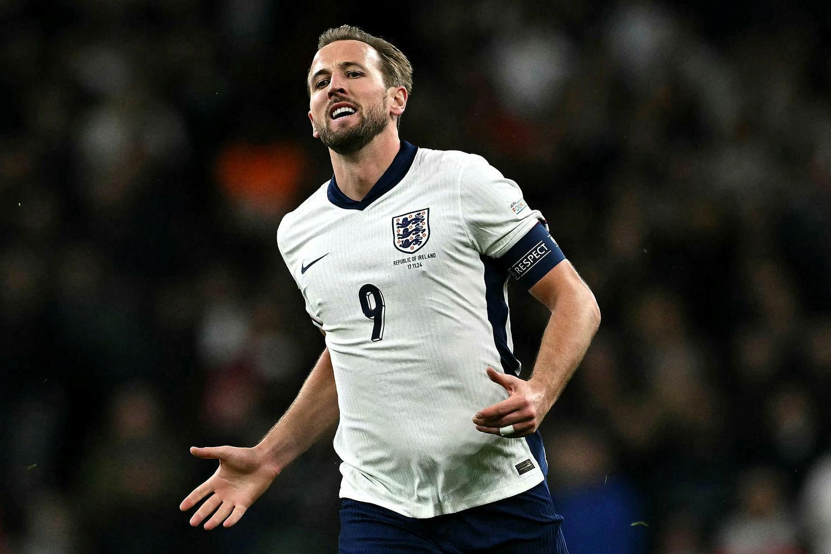 Harry Kane fagnar marki í leik með Englandi.