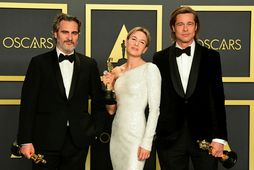 Þau Joaquin Phoenix, Renée Zellweger og Brad Pitt fóru heim með gullstyttu og gjafapoka.