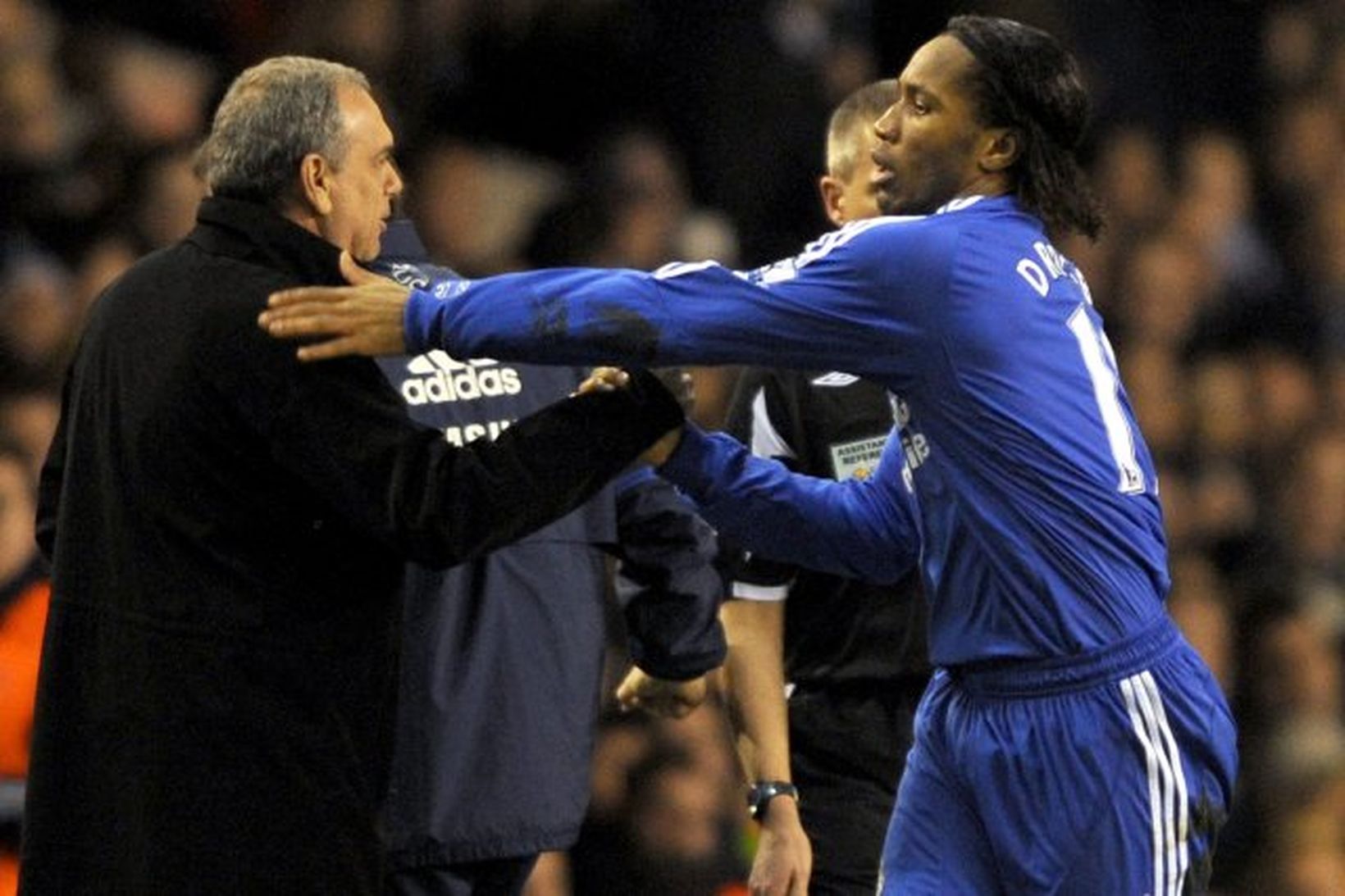 Didier Drogba og Avram Grant skiptast á orðum í leik …