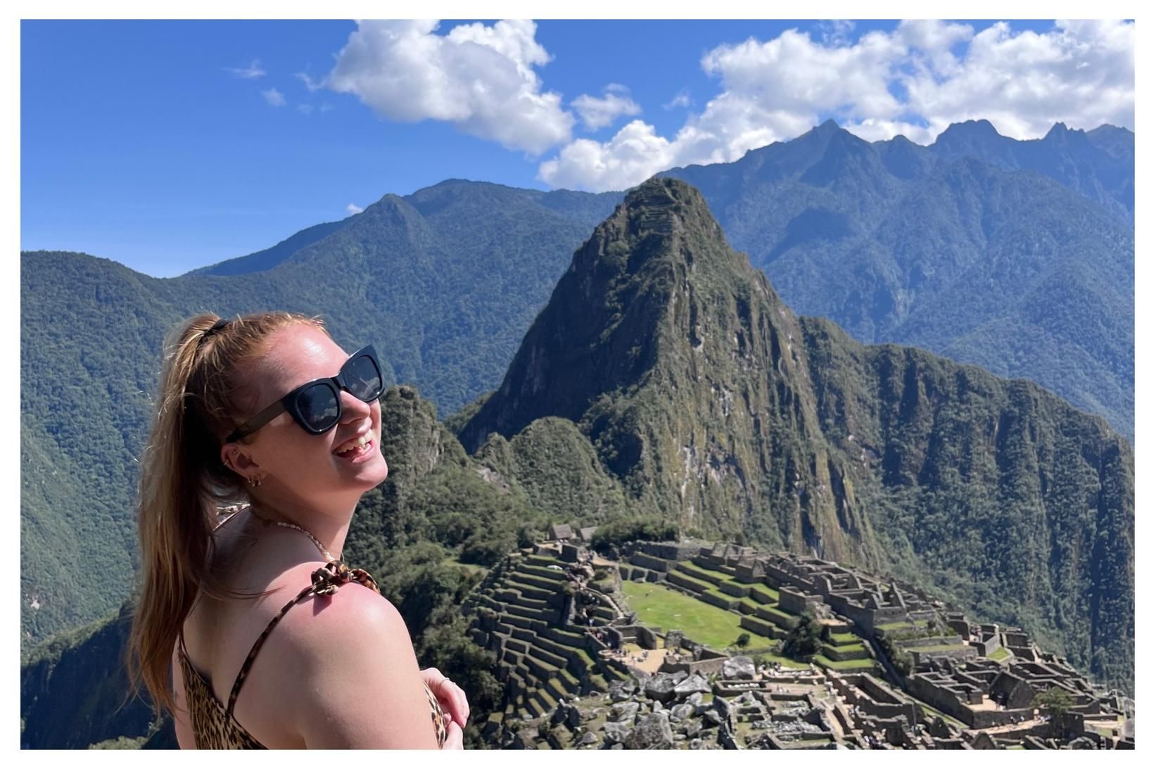 Rebekka Þurý Pétursdóttir við Machu Picchu í Perú.