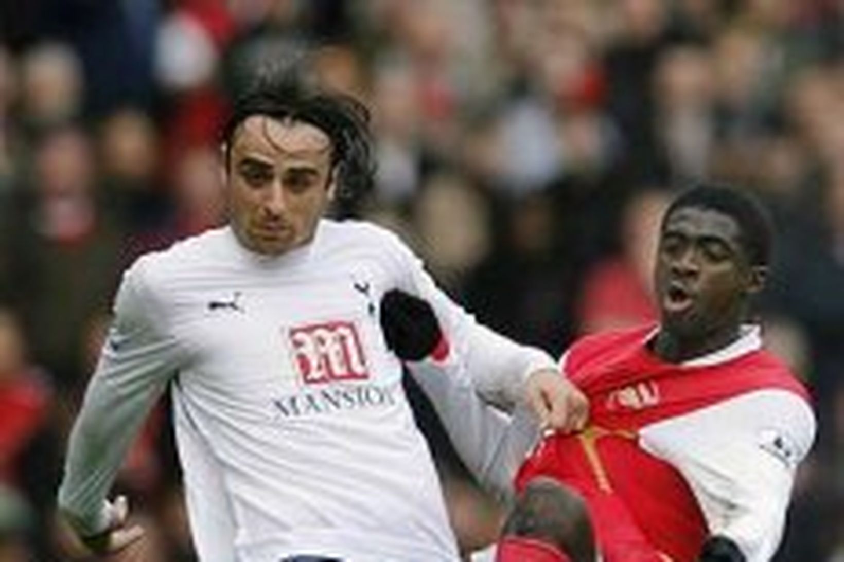 Dimitar Berbatov á hér í höggi við Kolo Toure varnarmann …