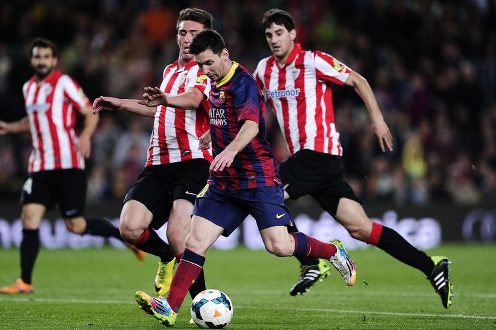 Lionel Messi með varnarmenn Athletic Bilbao á hælunum í leiknum …