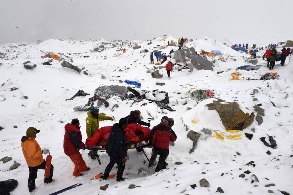 Björgunarmenn búa sig undir að flytja slasaða frá grunnbúðum Everest.