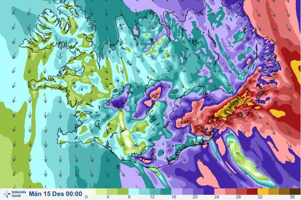 Vindaspá á miðnætti á morgun, sunnudag.