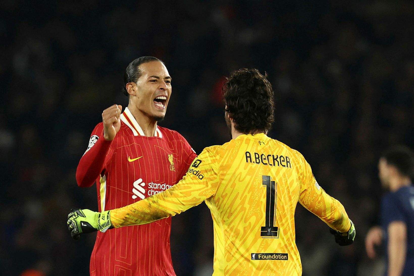 Virgil van Dijk og Alisson Becker fagna sigri Liverpool á …