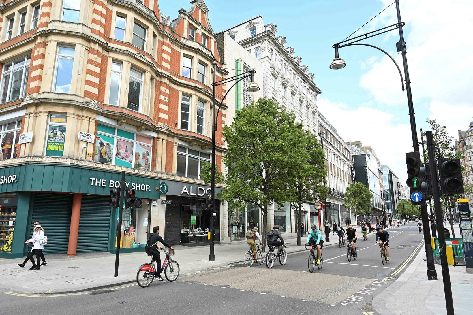 Fólk á ferð við Oxford Street í London í gær.