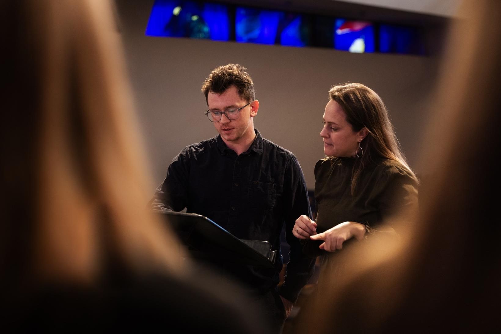Stjórnar hundrað manns á sviði