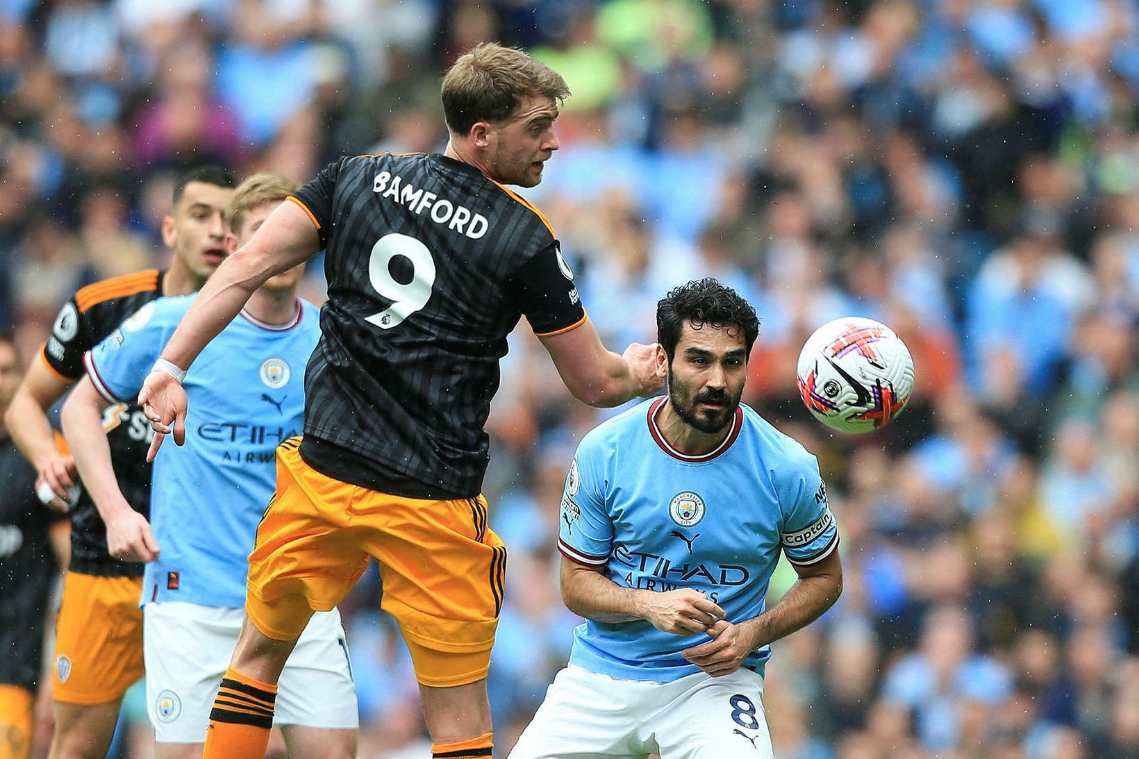 Ilkay Gundogan í baráttunni við Patrick Bamford í leiknum í …