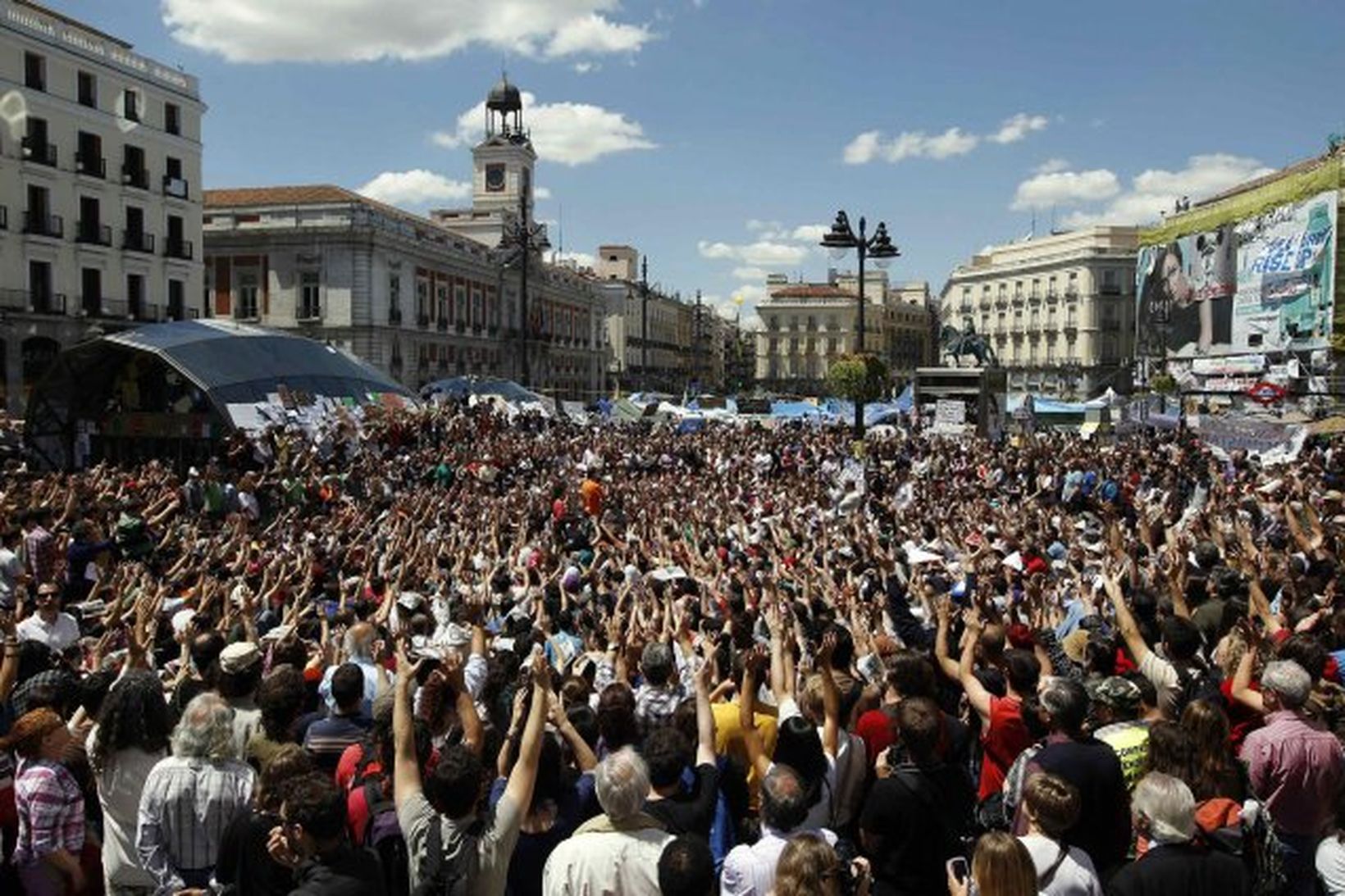 Mótmælendur á Puerta del Sol torgi í Madrid í gær, …