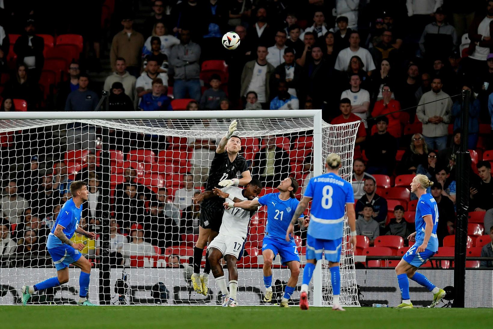 Hákon Rafn Valdimarsson slær boltann frá marki Íslands á Wembley …