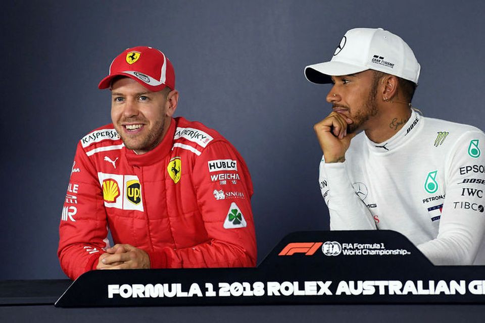 Lewis Hamilton (t.h.) hlýðir á beitt skeyti Sebastians Vettel á blaðamannafundi eftir tímatökuna í Melbourne. …