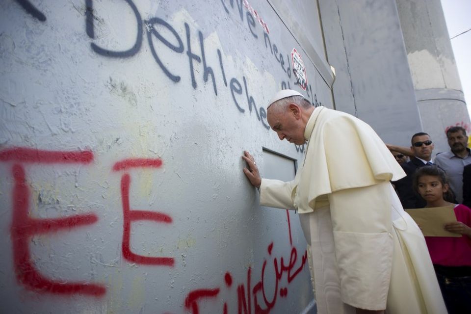 Frans páfi við múrinn í Ísrael sem skilur að Ísrael og Palestínu.