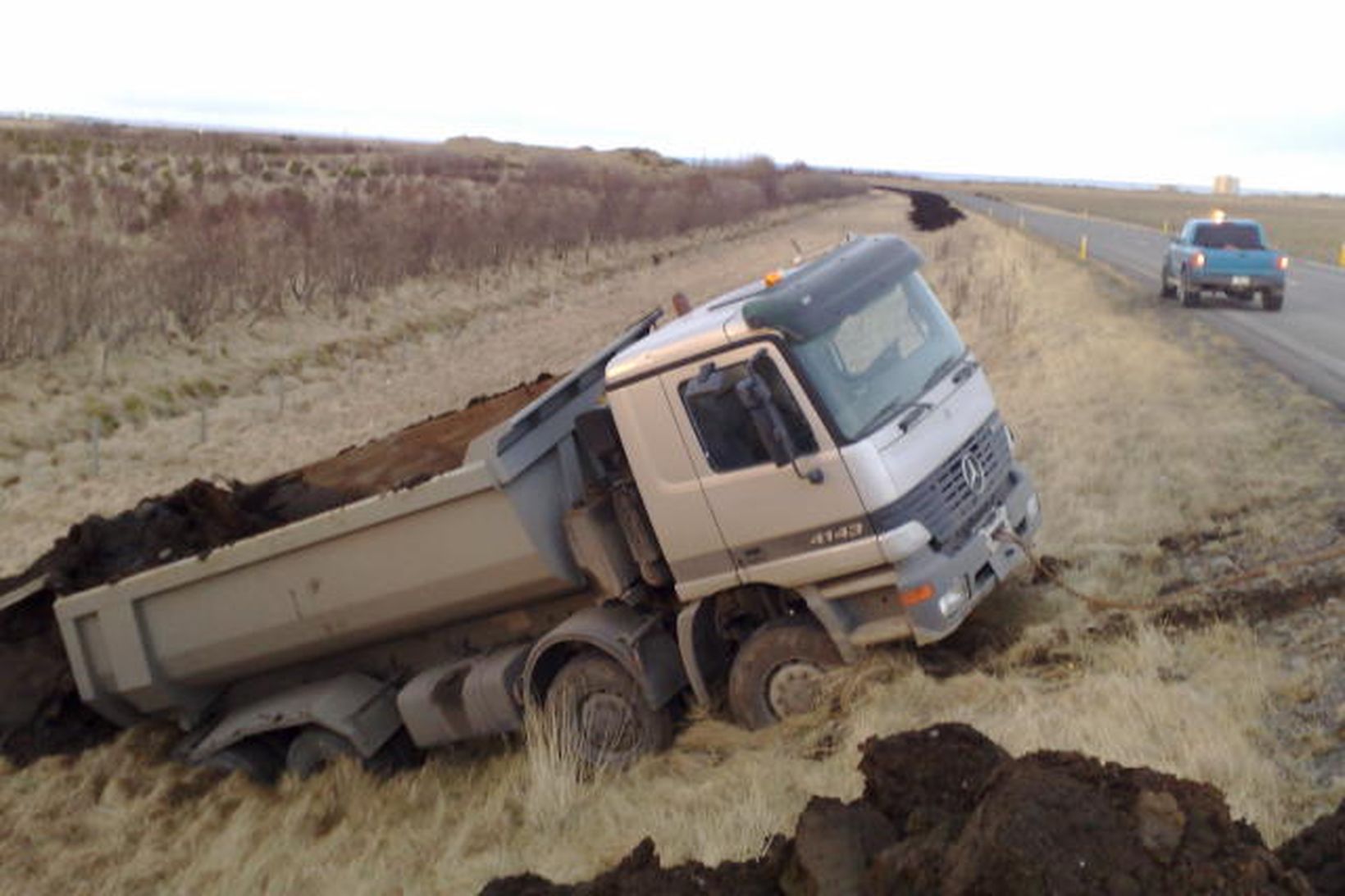 Að sögn lögreglu gekk greiðlega að toga bifreiðina aftur upp …